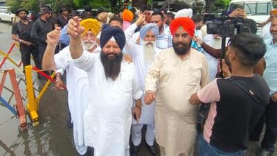 Shiromani Akali Dal workers raising slogans against the AAP government in front of the residence of SAD leader Bikram Singh Majithia in Amritsar on Wednesday. (Sameer Sehgal/HT) Shiromani Akali Dal workers raising slogans against the AAP government in front of the residence of SAD leader Bikram Singh Majithia in Amritsar on Wednesday. (Sameer Sehgal/HT)