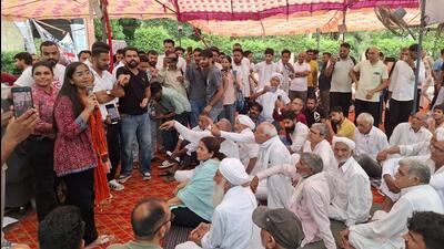 Students of Chaudhary Charan Singh Haryana Agricultural University during the protest in Hisar on Wednesday. (HT) Students of Chaudhary Charan Singh Haryana Agricultural University during the protest in Hisar on Wednesday. (HT)