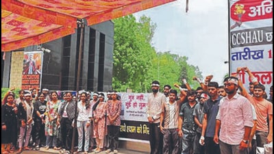 Students of the Chaudhary Charan Singh Haryana Agricultural University (CCSHAU) in Hisar, who had been demanding the resignation of vice-chancellor BR Kamboj after the June 10 lathi-charge, agreed to call off their protest on Wednesday. (HT file photo) Students of the Chaudhary Charan Singh Haryana Agricultural University (CCSHAU) in Hisar, who had been demanding the resignation of vice-chancellor BR Kamboj after the June 10 lathi-charge, agreed to call off their protest on Wednesday. (HT file photo)