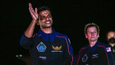 (L-R) ISRO astronaut Shubhanshu Shukla, Hungarian astronaut Tibor Kapu, US astronaut Peggy Whitson make their way to Launch Complex 39A ahead of the Axiom-4 mission, with a SpaceX Dragon spacecraft and Falcon 9 rocket, lift off at NASA's Kennedy Space Center in Cape Canaveral, Florida, on June 24 (local time), 2025. (AFP) (L-R) ISRO astronaut Shubhanshu Shukla, Hungarian astronaut Tibor Kapu, US astronaut Peggy Whitson make their way to Launch Complex 39A ahead of the Axiom-4 mission, with a SpaceX Dragon spacecraft and Falcon 9 rocket, lift off at NASA's Kennedy Space Center in Cape Canaveral, Florida, on June 24 (local time), 2025. (AFP)