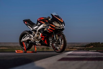 The Aprilia RS 457 and Tuono 457 are available with a 457 cc parallel-twin motor with a meaty exhaust The Aprilia RS 457 and Tuono 457 are available with a 457 cc parallel-twin motor with a meaty exhaust