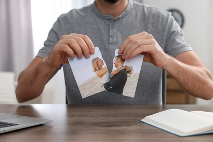 Dissatisfaction in a relationship starts gradually. (Shutterstock)