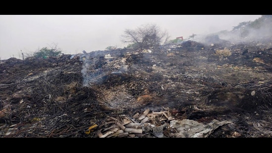 Fresh garbage burning in Aravalli Hills at Khori Village, district Nuh, in Gurugram. (HT PHOTO)