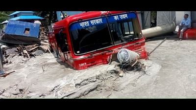 A fire engine stuck in slush in Jiwanala area of Sainj in Kullu. (Aqil Khan/HT) A fire engine stuck in slush in Jiwanala area of Sainj in Kullu. (Aqil Khan/HT)