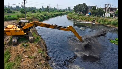 MC machines cleaning the Buddha Nullanh in Ludhiana. (HT Photo) MC machines cleaning the Buddha Nullanh in Ludhiana. (HT Photo)