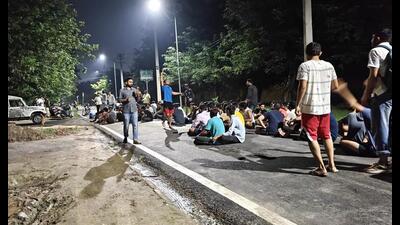 The students of Chaudhary Charan Singh Haryana Agricultural University protest on a road in Hisar on Thursday. (HT Photo) The students of Chaudhary Charan Singh Haryana Agricultural University protest on a road in Hisar on Thursday. (HT Photo)