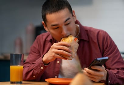 A digital curfew ought to be implemented, especially around mealtimes and after meals. (Freepik) A digital curfew ought to be implemented, especially around mealtimes and after meals. (Freepik)
