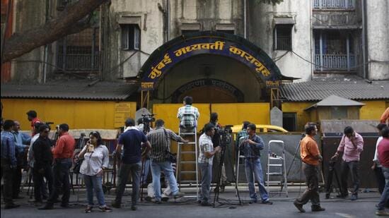 India, Mumbai...May 17, 2013...Media personnel throng the gates of Arthur Road Jail on Friday, anticipating Sanjay Dutt's transfer from the jail to Pune's Yerawada Jail. in Mumbai.., India, on Friday, May 17, 2013. (Photo by Vijayanand Gupta / Hindustan Times) (Hindustan Times)