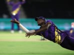 Jason Holder nearly took a one-handed blinder to force a super over in LAKR vs Washington Freedom in the MLC, with Andre Russell reacting by falling to the floor in the background. Jason Holder nearly took a one-handed blinder to force a super over in LAKR vs Washington Freedom in the MLC, with Andre Russell reacting by falling to the floor in the background.
