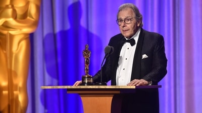 Argentinian composer Lalo Schifrin accepts an honorary Oscar at the 10th Annual Governors Awards gala on November 18, 2018. (Photo by Robyn BECK / AFP) (AFP) Argentinian composer Lalo Schifrin accepts an honorary Oscar at the 10th Annual Governors Awards gala on November 18, 2018. (Photo by Robyn BECK / AFP) (AFP)