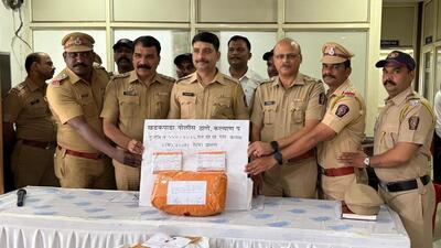 Kalyan, India - June 27 2025: Manpada police officers display seized packets of mephedrone (MD) worth ?2.12 crore during a late-night raid at a high-rise in Dombivli’s Khoni-Palava area on June 26.. Pic on Wednesday in India on 27 2025 - Story By Anamika Gharat ( Photo By Pramod Tambe) Kalyan, India - June 27 2025: Manpada police officers display seized packets of mephedrone (MD) worth ?2.12 crore during a late-night raid at a high-rise in Dombivli’s Khoni-Palava area on June 26.. Pic on Wednesday in India on 27 2025 - Story By Anamika Gharat ( Photo By Pramod Tambe)