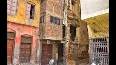 MC commissioner Aaditya Dachalwal said that the building branch officials were directed to conduct a survey in the city and on the basis of that survey, notices have now been served to the owners. (HT photo for representation)
