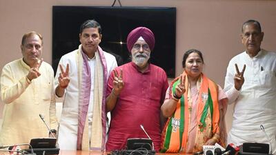 MCD Mayor Raja Iqbal Singh with MCD standing committee chairman Satya Sharma and deputy chairman Sunder Singh. (Sonu Mehta/HT Photo)