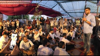 Students of Chaudhary Charan Singh Haryana Agricultural University (CCSHAU), Hisar during their protest on Saturday. (HT Photo) Students of Chaudhary Charan Singh Haryana Agricultural University (CCSHAU), Hisar during their protest on Saturday. (HT Photo)