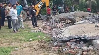 Twenty two cows died and as many injured after the roof of a dilapidated gaushala (cow shelter) collapsed in Hariana town around midnight on Thursday. Police, volunteers and veterinarians rescued the injured cattle. (Harpreet Kaur/HT)