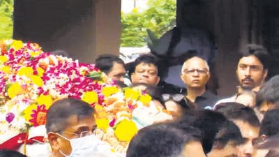 **EDS: SCREENGRAB VIA PTI VIDEOS** Mumbai: Family members carry mortal remains of late Bollywood actor Shefali Jariwala at her residence at Andheri as they leave for her last rites, in Mumbai, Maharashtra, Saturday, June 28, 2025. Jariwala, best known for her iconic single "Kaanta Laga", has passed away, a hospital source said. She was 42. (PTI Photo) (PTI06_28_2025_000186B) (PTI) **EDS: SCREENGRAB VIA PTI VIDEOS** Mumbai: Family members carry mortal remains of late Bollywood actor Shefali Jariwala at her residence at Andheri as they leave for her last rites, in Mumbai, Maharashtra, Saturday, June 28, 2025. Jariwala, best known for her iconic single "Kaanta Laga", has passed away, a hospital source said. She was 42. (PTI Photo) (PTI06_28_2025_000186B) (PTI)
