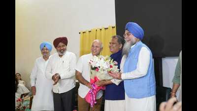(From right) Speaker Kultar Singh Sandhwan with MLA Sanjeev Arora, Delhi ex-CM Manish Sisodia and others at the Punjab Vidhan Sabha secretariat. (HT Photo) (From right) Speaker Kultar Singh Sandhwan with MLA Sanjeev Arora, Delhi ex-CM Manish Sisodia and others at the Punjab Vidhan Sabha secretariat. (HT Photo)