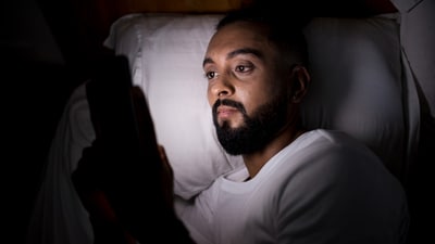 Do you scroll your phone or go to bed feeling stressed? Here's why you should avoid these. (Freepik) Do you scroll your phone or go to bed feeling stressed? Here's why you should avoid these. (Freepik)