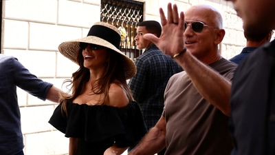 The 55-year-old journalist Lauren accessorized her black off-the-shoulder dress with a cream-colored purse and a broad hat. She was also spotted wearing sunglasses as she and her spouse got into a water taxi. (REUTERS)