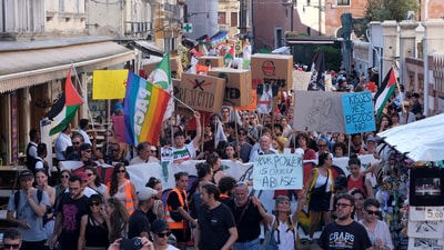 Demonstrators take part in a protest against Amazon founder Jeff Bezos, on the third day of Jeff Bezos and his wife Lauren Sanchez Bezos wedding festivities, in Venice, Italy, June 28, 2025. REUTERS/Manuel Silvestri (REUTERS)