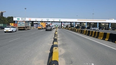 Bengaluru elevated expressway toll hike: At the Attibele toll plaza, charges apply only to four-wheelers and larger vehicles. (Parveen Kumar/ HT Photo) ((Representative image)) Bengaluru elevated expressway toll hike: At the Attibele toll plaza, charges apply only to four-wheelers and larger vehicles. (Parveen Kumar/ HT Photo) ((Representative image))