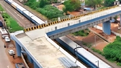 Officials associated with the construction had argued that they had no other option but to build the bridge this way given the paucity of land and presence of a metro rail station nearby. (X/@SirKazamJeevi) Officials associated with the construction had argued that they had no other option but to build the bridge this way given the paucity of land and presence of a metro rail station nearby. (X/@SirKazamJeevi)