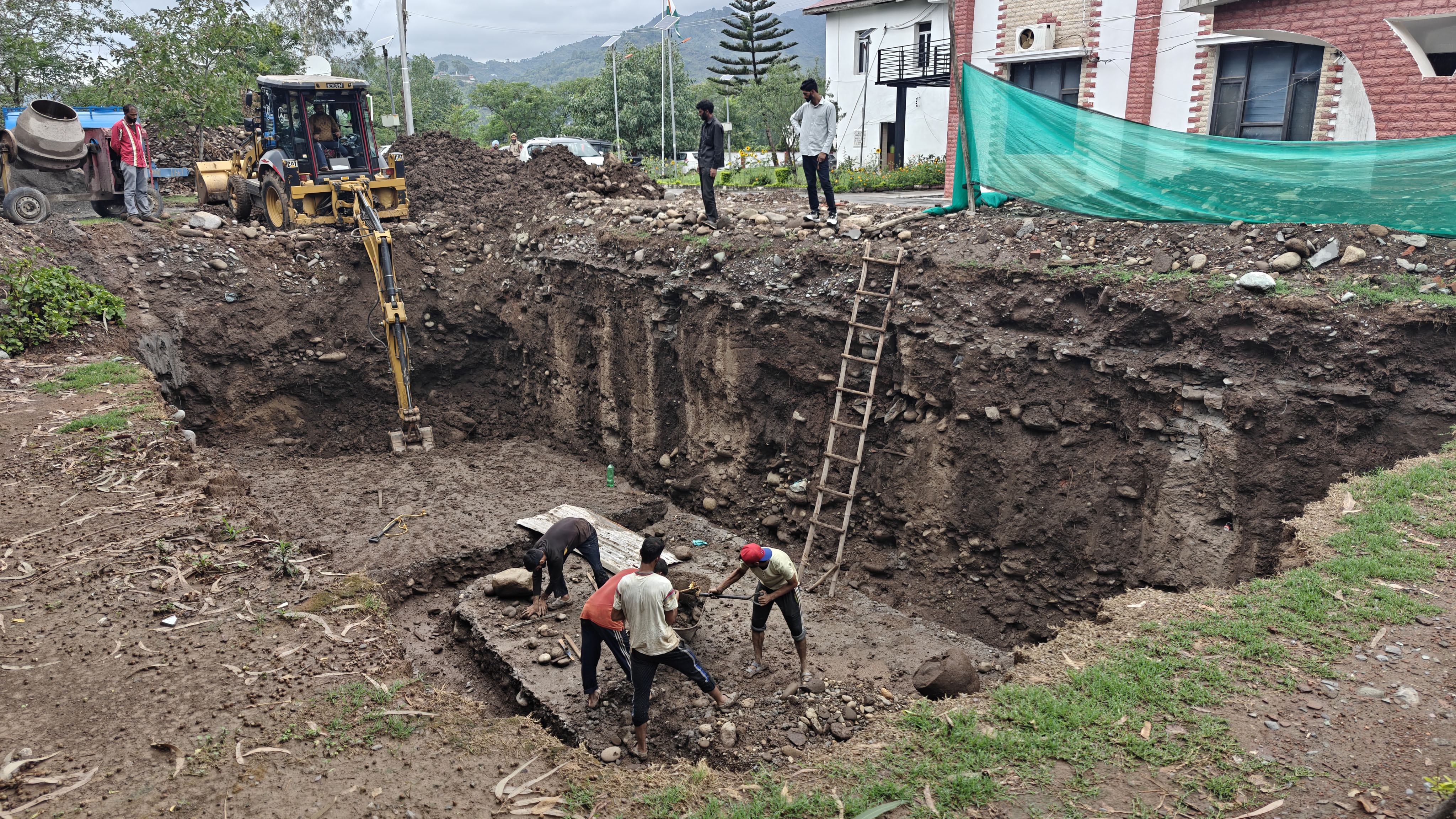 Workers constructing a community bunker at Poonch. (Waseem Andrabi /Hindustan Times) Workers constructing a community bunker at Poonch. (Waseem Andrabi /Hindustan Times)