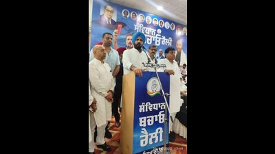 Hoshirpur, Punjab Congress president Amarinder Singh Raja Warring addressing a rally in Hoshiarpur on Sunday. (Harpreet Kaur/HT) Hoshirpur, Punjab Congress president Amarinder Singh Raja Warring addressing a rally in Hoshiarpur on Sunday. (Harpreet Kaur/HT)