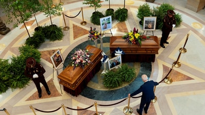 Former U.S. President Joe Biden pays his respects to senior Democratic state assemblywoman Melissa Hortman and her husband Mark lie in State at the Minnesota Capitol after they were killed in a shooting, in St. Paul, Minnesota, U.S., June 27, 2025.   REUTERS/Tim Evans     TPX IMAGES OF THE DAY (REUTERS)