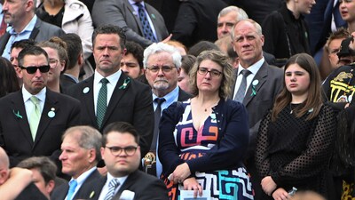 Mourners watch as pallbearers carry caskets of slain Minnesota lawmaker Melissa Hortman and her husband Mark, two weeks after they were killed by a man impersonating a police officer, at the Basilica of Saint Mary's in Minneapolis, Minnesota, U.S. June 28, 2025.  REUTERS/Craig Lassig (REUTERS)