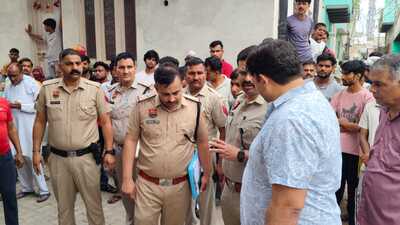 Police carrying out investigation at the spot where Satbir Singh (inset) was shot dead in Jhajjar on Sunday. (HT Photo) Police carrying out investigation at the spot where Satbir Singh (inset) was shot dead in Jhajjar on Sunday. (HT Photo)