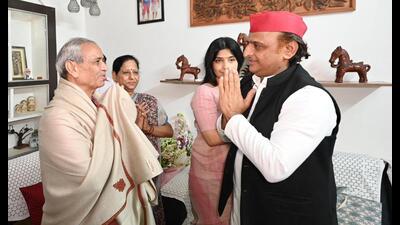 Samajwadi Party chief Akhilesh Yadav and his wife Dimple Yadav meeting IAF Group Captain Shubhanshu Shukla’s family. (Sourced) Samajwadi Party chief Akhilesh Yadav and his wife Dimple Yadav meeting IAF Group Captain Shubhanshu Shukla’s family. (Sourced)