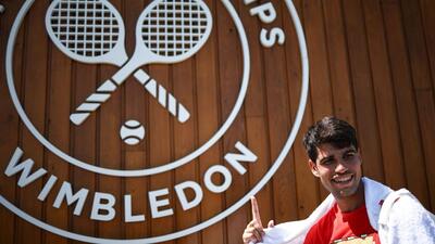 Spain's Carlos Alcaraz shows a Wimbledon sign as he leaves court after warming up during the 2025 Wimbledon Championships at The All England Lawn Tennis and Croquet Club in Wimbledon, southwest London, on June 29, 2025. (Photo by HENRY NICHOLLS / AFP) / RESTRICTED TO EDITORIAL USE (AFP) Spain's Carlos Alcaraz shows a Wimbledon sign as he leaves court after warming up during the 2025 Wimbledon Championships at The All England Lawn Tennis and Croquet Club in Wimbledon, southwest London, on June 29, 2025. (Photo by HENRY NICHOLLS / AFP) / RESTRICTED TO EDITORIAL USE (AFP)