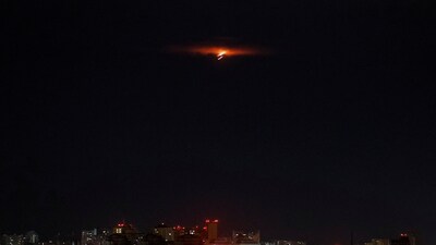 Explosion lights up the sky over the city during a Russian drone, amid Russia's attack on Ukraine, in Kyiv, Ukraine June 29, 2025. REUTERS/Gleb Garanich     TPX IMAGES OF THE DAY (REUTERS)
