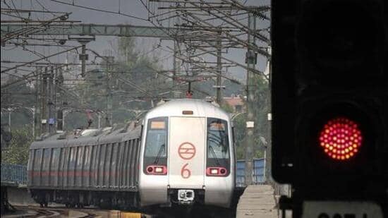 Similar to the Blue Line, the Green Line has a Y-shaped spur, with one arm extending towards Inderlok and the other towards Kirti Nagar. On the Blue Line, commuters get down at Yamuna Bank with one spur extending towards Vaishali and the other towards Noida. (Sanchit Khanna/HT PHOTO)