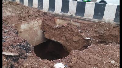 A portion of the surface road on the Sohna highway caved in on Monday evening leaving 20 square feet gaping hole. (HT PHOTO) A portion of the surface road on the Sohna highway caved in on Monday evening leaving 20 square feet gaping hole. (HT PHOTO)