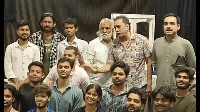 Actor Pankaj Tripathi with students of theatre at the Bhartendu Natya Academy inn Lucknow. (Sourced)