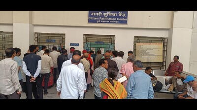 As the citizens were unable to pay the tax online, they rushed to citizens facility centres to avail the facility. (HT PHOTO)