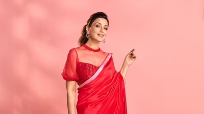 On Sunday, she flaunted her gorgeous looks in a red-pink saree as she got a photoshoot done before the episode shoot. 