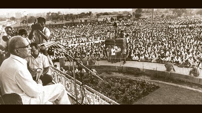 Lok Nayak Jayaprakash Narayan addressing a rally just before the Emergency was declared at Ramlila Ground in New Delhi. (HT Photo.)