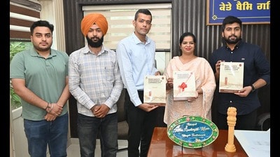Mayor Inderjit Kaur with others launching 'Road Safety Assessment Report of Ludhiana on Monday. (HT Photo) Mayor Inderjit Kaur with others launching 'Road Safety Assessment Report of Ludhiana on Monday. (HT Photo)