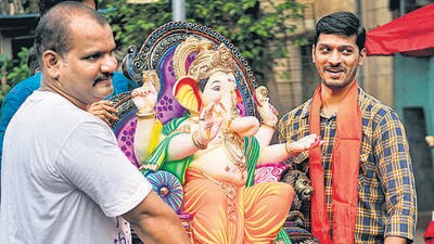 Mumbai, India - September 01, 2019: Devotees carry Idol of lord Ganesha ahead of Ganesh Chaturthi festival, at Chincpokli, in Mumbai, Maharashtra, India, on Sunday, September 1, 2019. (Photo by Hemanshi Kamani / Hindustan Times) (HT) Mumbai, India - September 01, 2019: Devotees carry Idol of lord Ganesha ahead of Ganesh Chaturthi festival, at Chincpokli, in Mumbai, Maharashtra, India, on Sunday, September 1, 2019. (Photo by Hemanshi Kamani / Hindustan Times) (HT)