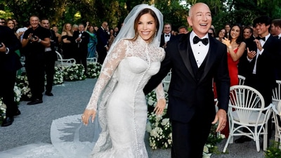 Vogue Italia’s Fashion News & Wedding Editor Laura Tortora shared about Jeff Bezos's eagerness for Lauren Sánchez's wedding dress (@laurensanchezbezos via REUTERS)