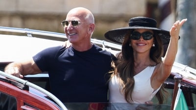 Jeff Bezos and Lauren Sanchez shared a heartfelt moment as she expressed her love before a kiss. REUTERS/Guglielmo Mangiapane (REUTERS)