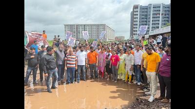 Residents during the protest on Monday. (HT PHOTO) Residents during the protest on Monday. (HT PHOTO)