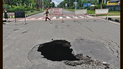 The cave-in at the Sector 47/ 48 T-point in Chandigarh, where a BPO employee’s motorcycle plunged in the wee hours of Monday. (Keshav SIngh/HT)