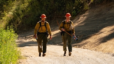 Firefighters return from an area where two firefighters were shot dead while responding to a fire and the body of a man was later found with a gun nearby in the Canfield Mountain area outside Coeur d’Alene, Idaho, U.S. June 30, 2025.  REUTERS/David Ryder (REUTERS)