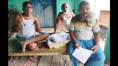 Voters pose with enumeration forms in Bihar’s Patna. (Santosh Kumar/ HT Photo) Voters pose with enumeration forms in Bihar’s Patna. (Santosh Kumar/ HT Photo)