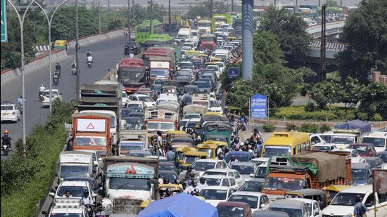 (Representative picture) Heavy traffic jam on Kalindi Kunj road near Mahamaya flyover. (HT Archive)