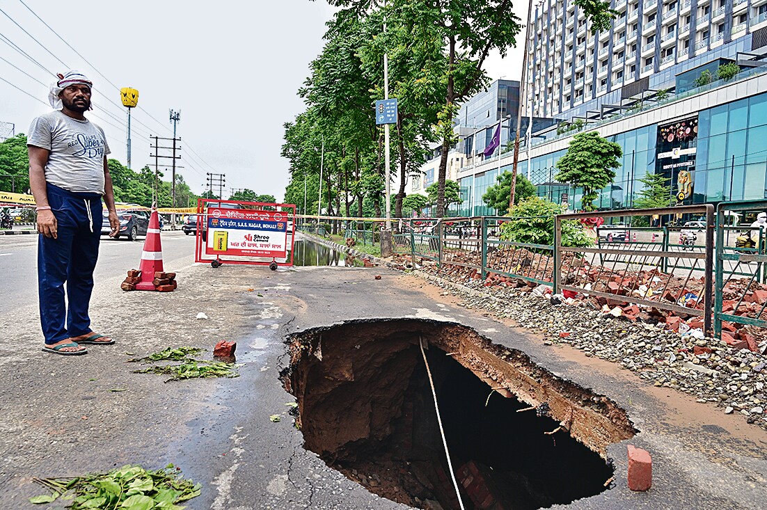 The cave-in on the road dividing Sectors 67 and 80 on Airport Road, in Mohali. (Sanjeev Singh/HT)